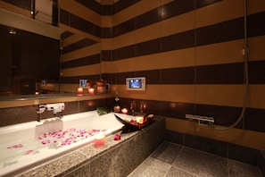 Suite Room | Bathroom | Separate tub and shower, deep soaking tub, free toiletries, hair dryer