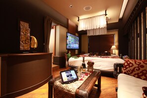 Grand Brassino Room | Desk, free WiFi
