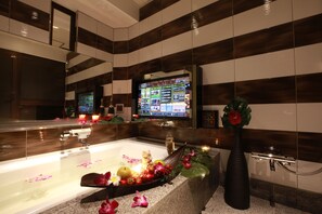 Brassino Room | Bathroom | Separate tub and shower, deep soaking tub, free toiletries, hair dryer - Beauty Hotel Brassino Asian Resort (Machida)