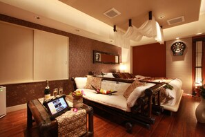 Platinum Room | Desk, free WiFi