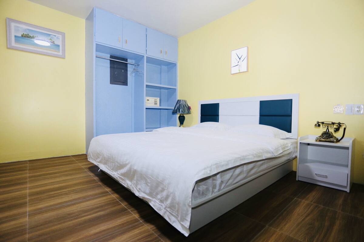 Caja de seguridad en la habitación, insonorización y camas extra