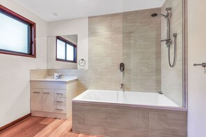 Bathroom - Bright River Cottage (Bright)