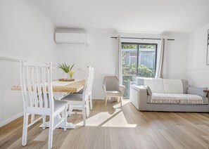 TV - Pine View Cottage, Bright (Bright)