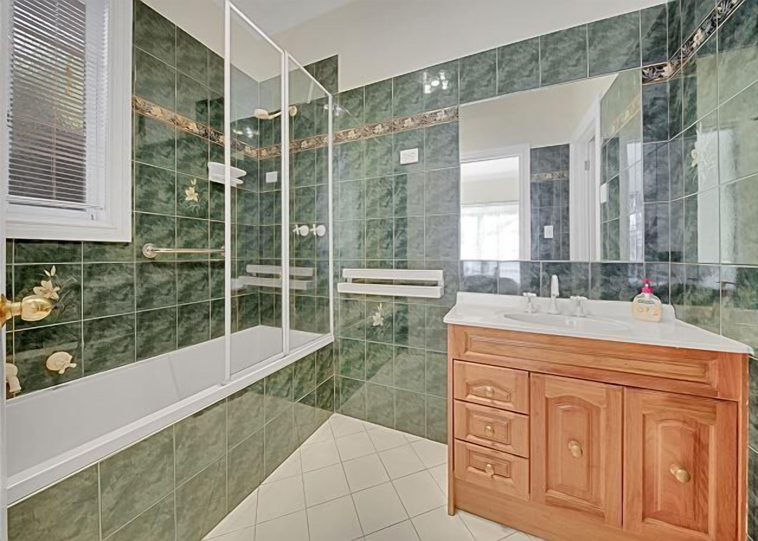 Serviettes fournies, savon, shampoing, papier toilette