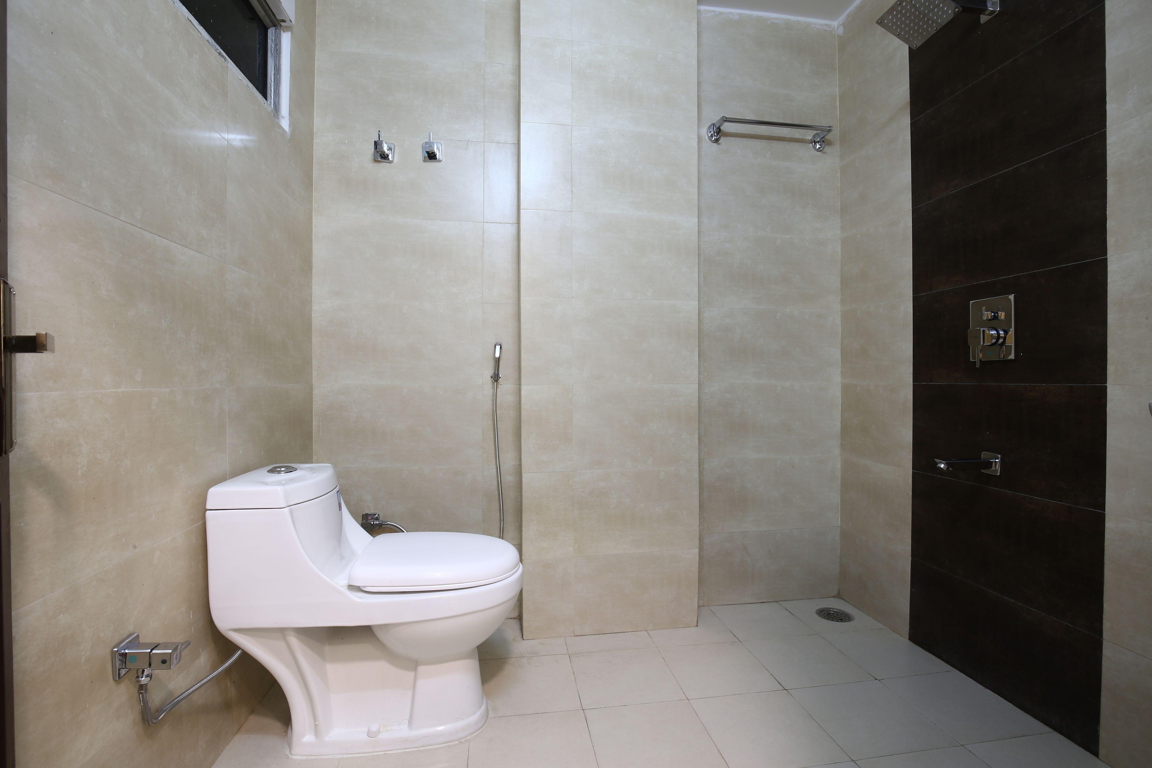 Shower, hydromassage showerhead, free toiletries, hair dryer