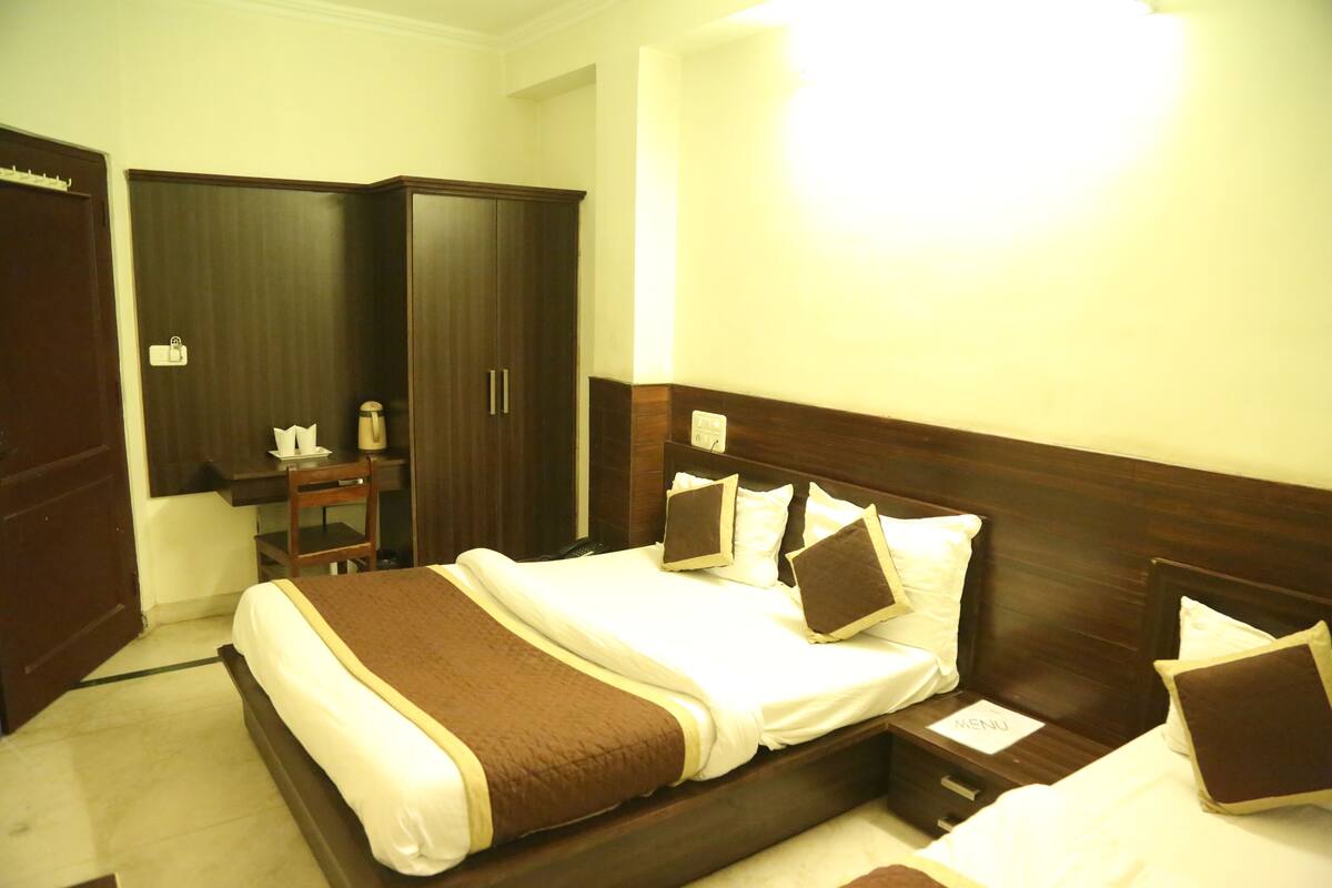 Quarto triplo luxo, várias camas, para não fumantes | Roupas de cama premium, escrivaninha, cortinas blackout