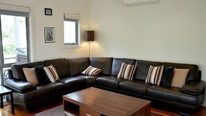 TV - The Track - beautiful townhouse in Bright (Bright)