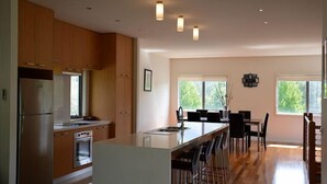 Fridge, microwave, oven, toaster - The Track - beautiful townhouse in Bright (Bright)