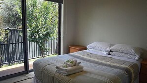 4 bedrooms, iron/ironing board, WiFi - The Track - beautiful townhouse in Bright (Bright)