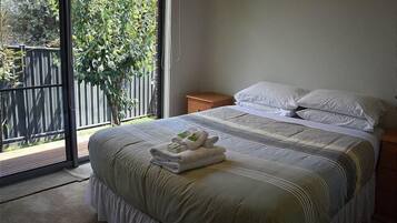 4 dormitorios y tabla de planchar con plancha