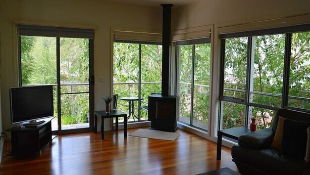 TV - The Track - beautiful townhouse in Bright (Bright)