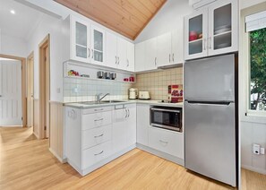 Jääkaappi, mikroaaltouuni, uuni, leivänpaahdin