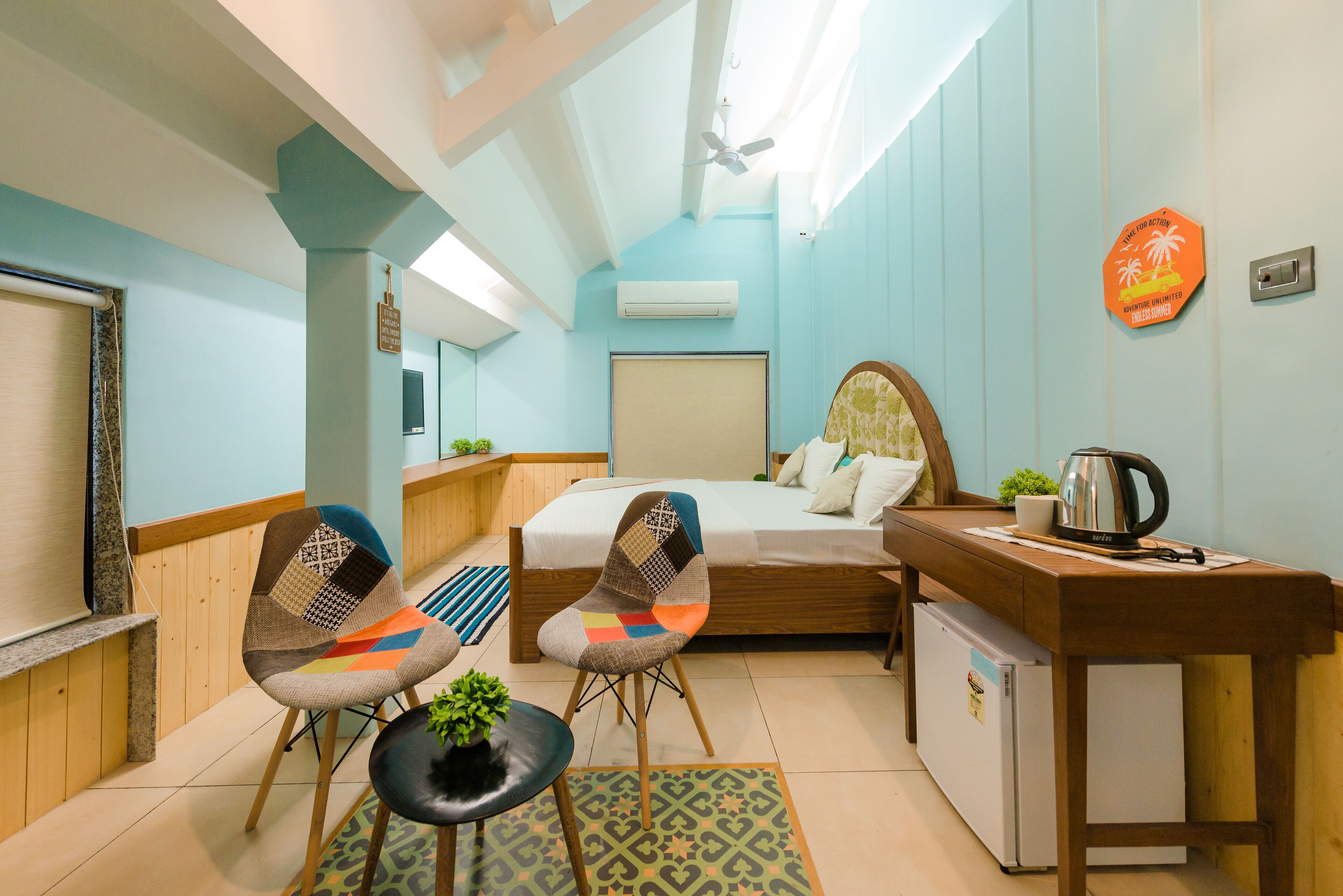 Luxury Double Room, 1 King Bed, Non Smoking, City View | Living area | 32-inch LED TV with satellite channels, TV