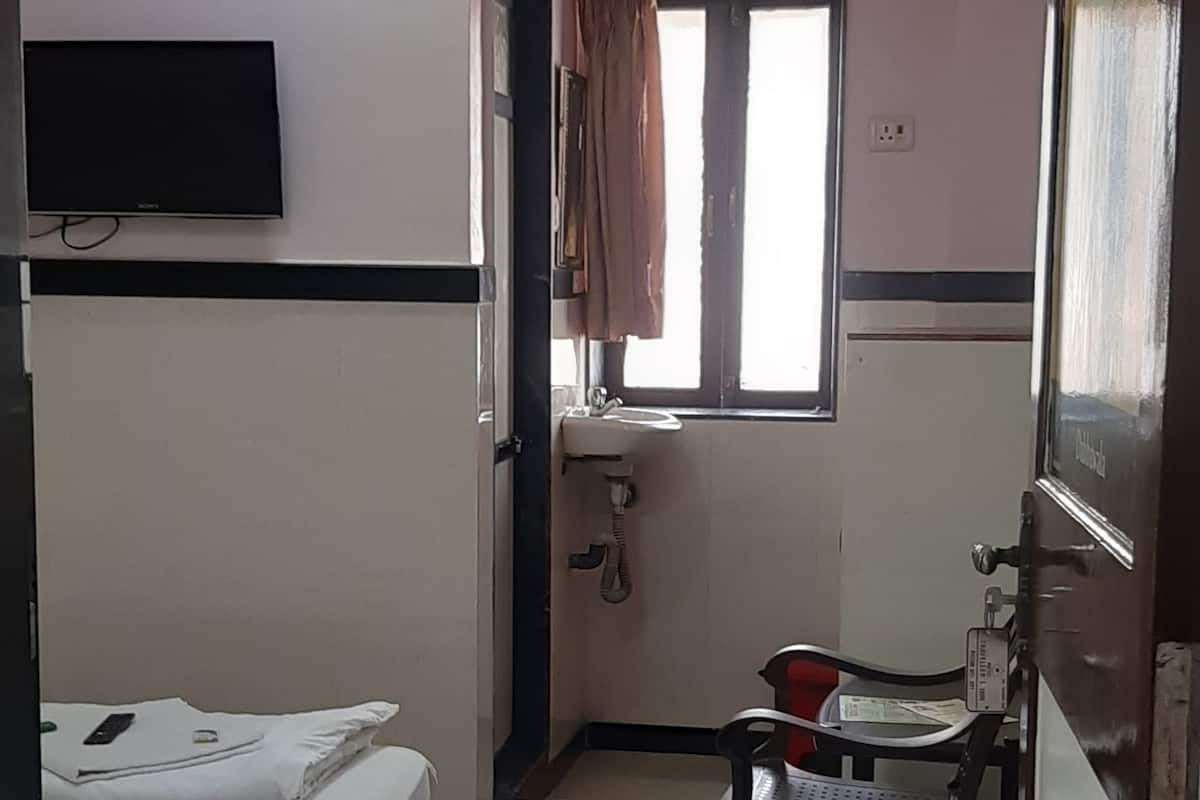 1 bedroom, in-room safe, iron/ironing board, free WiFi