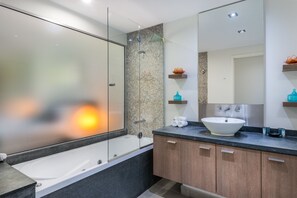 Appartement Exécutif, plusieurs lits, non-fumeurs | Salle de bain | Ensemble douche/baignoire, baignoire relaxante profonde