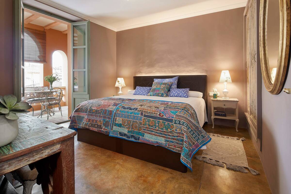 Suite Deluxe, bañera de hidromasaje, vistas al patio | Sábanas italianas Frette y ropa de cama hipoalergénica