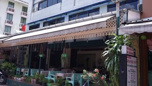 A building with a sign for 'Bella Bella House' indicating it is a rooms and restaurant with internet. - Bella Bella House (Bangkok)