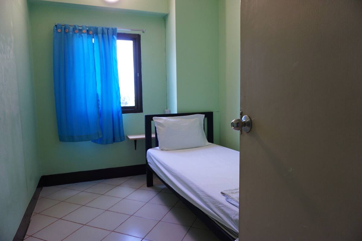Fan Single Room with Shared Bathroom | 노트북 작업 공간, 무료 WiFi