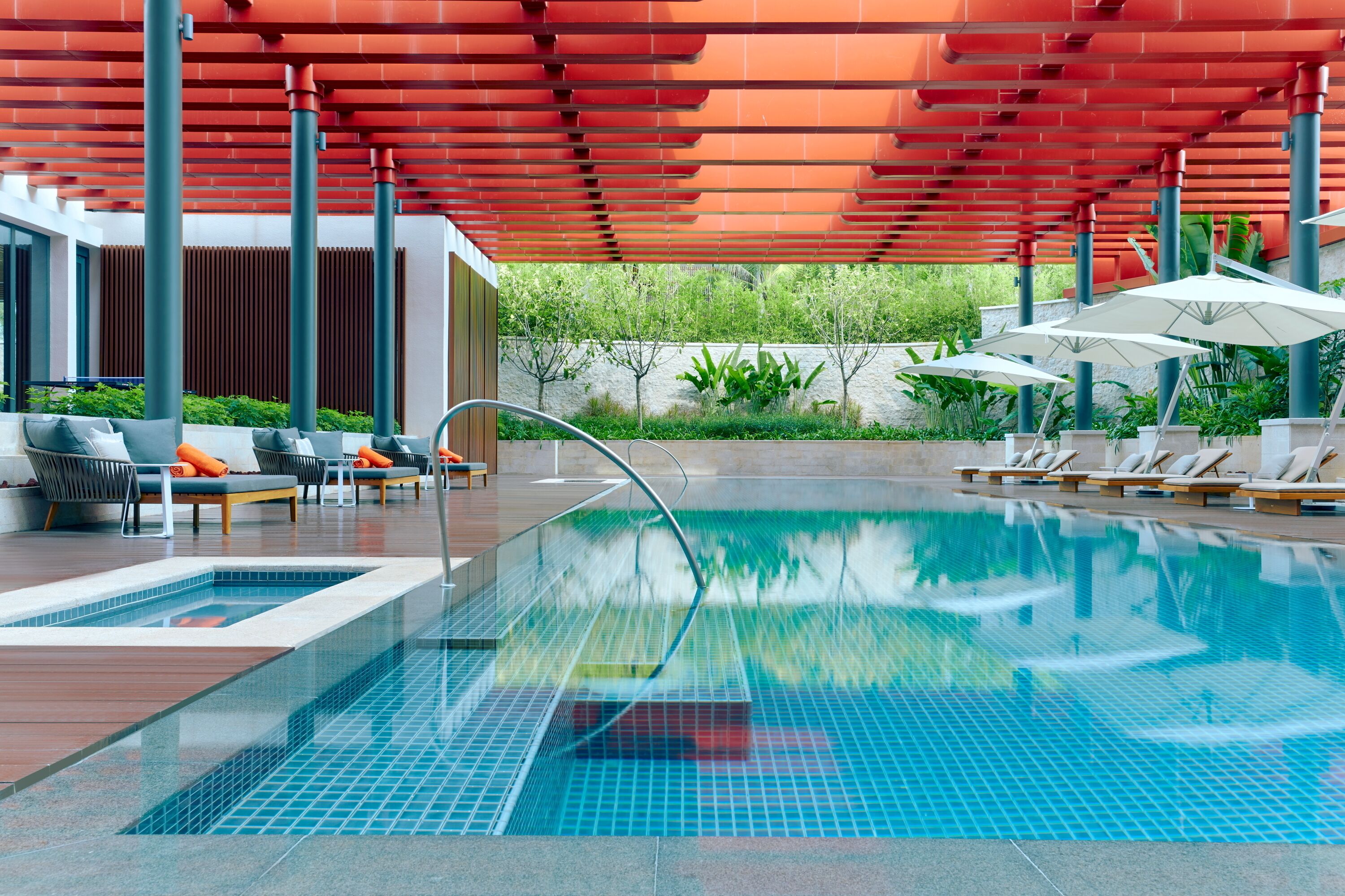 สระว่ายน้ำในร่ม, 3 สระว่ายน้ำกลางแจ้ง, คาบาน่า (คิดค่าบริการ)