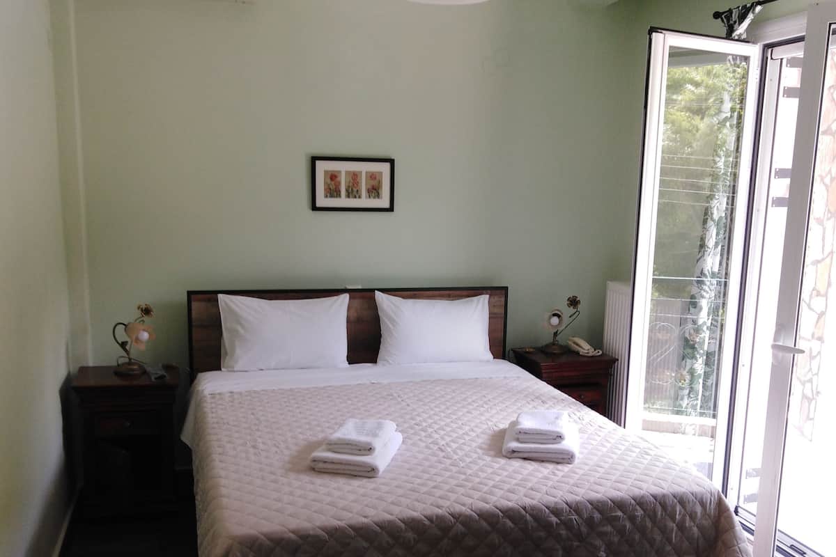 Standard Double Room | Laptop workspace, soundproofing, iron/ironing board, free WiFi
