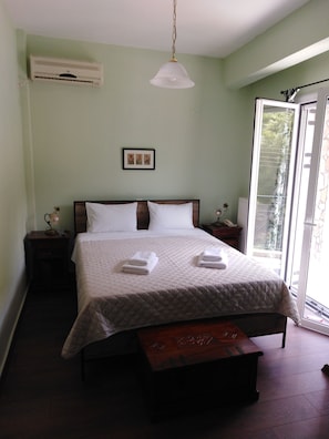 Standard Double Room | Laptop workspace, soundproofing, iron/ironing board, free WiFi - Mansion of Kertezis (Kalavrita)