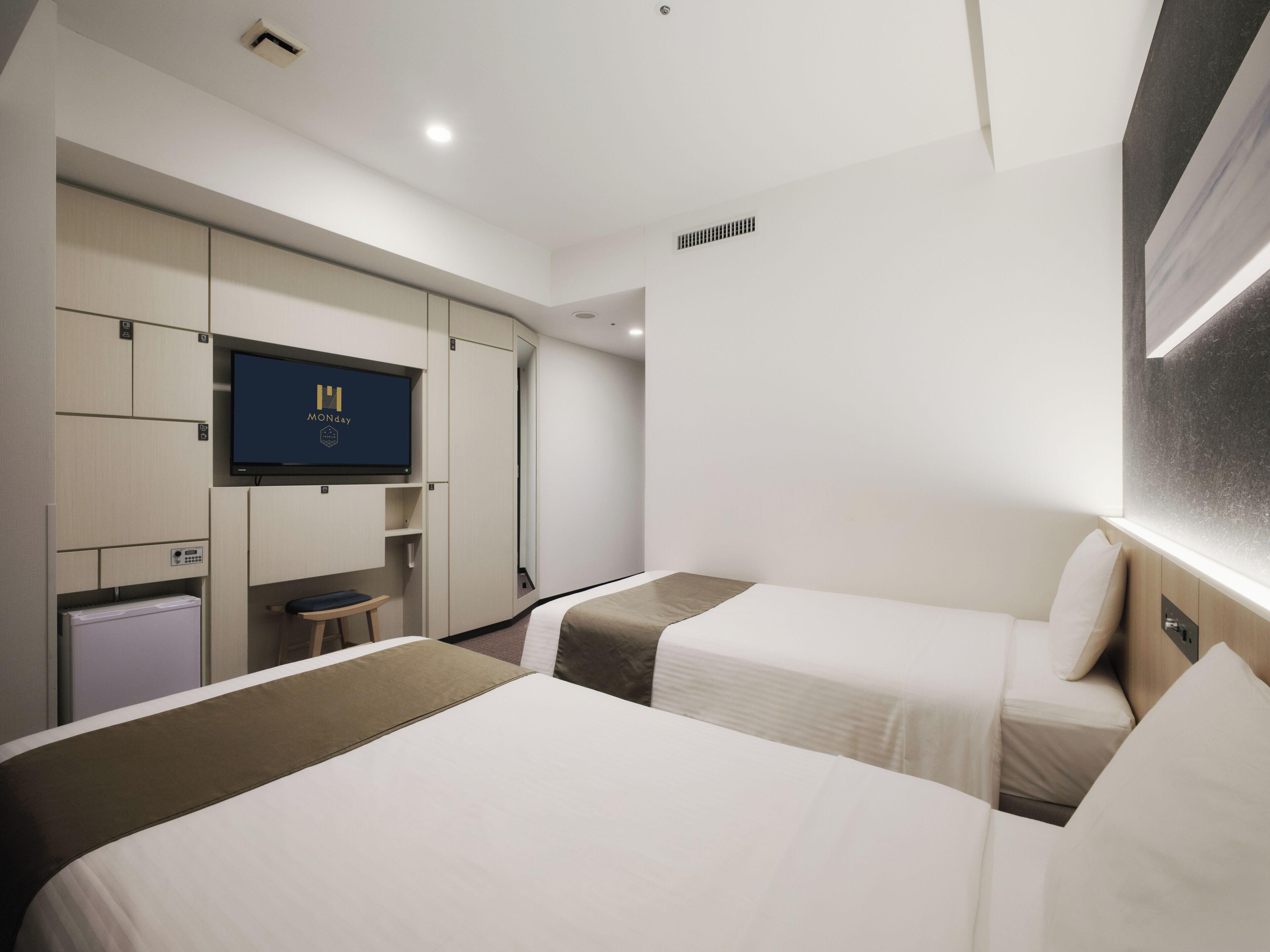 Deluxe Twin Room | In-room safe, blackout drapes, free WiFi, bed sheets