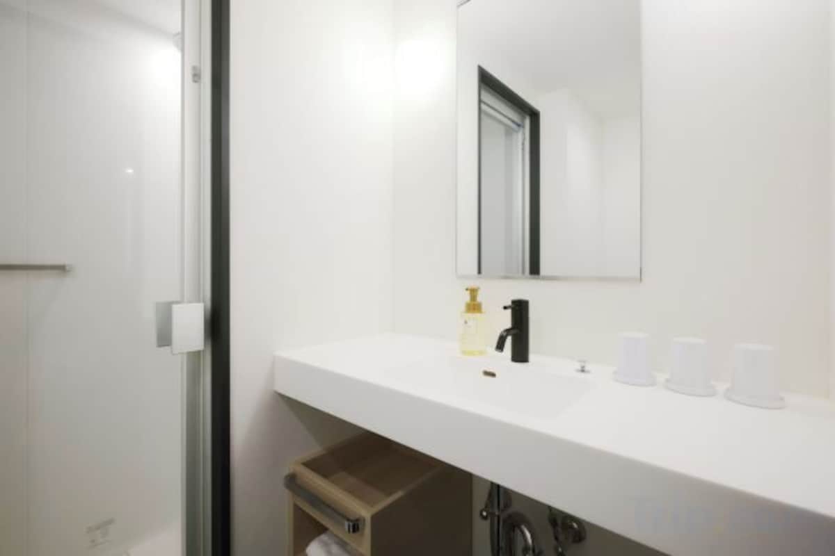 Articles de toilette (gratuits), pantoufles, bidet, serviettes fournies