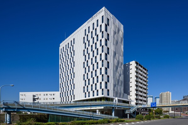 Un edificio moderno con facciata a griglia e un cartello ben visibile in cima.