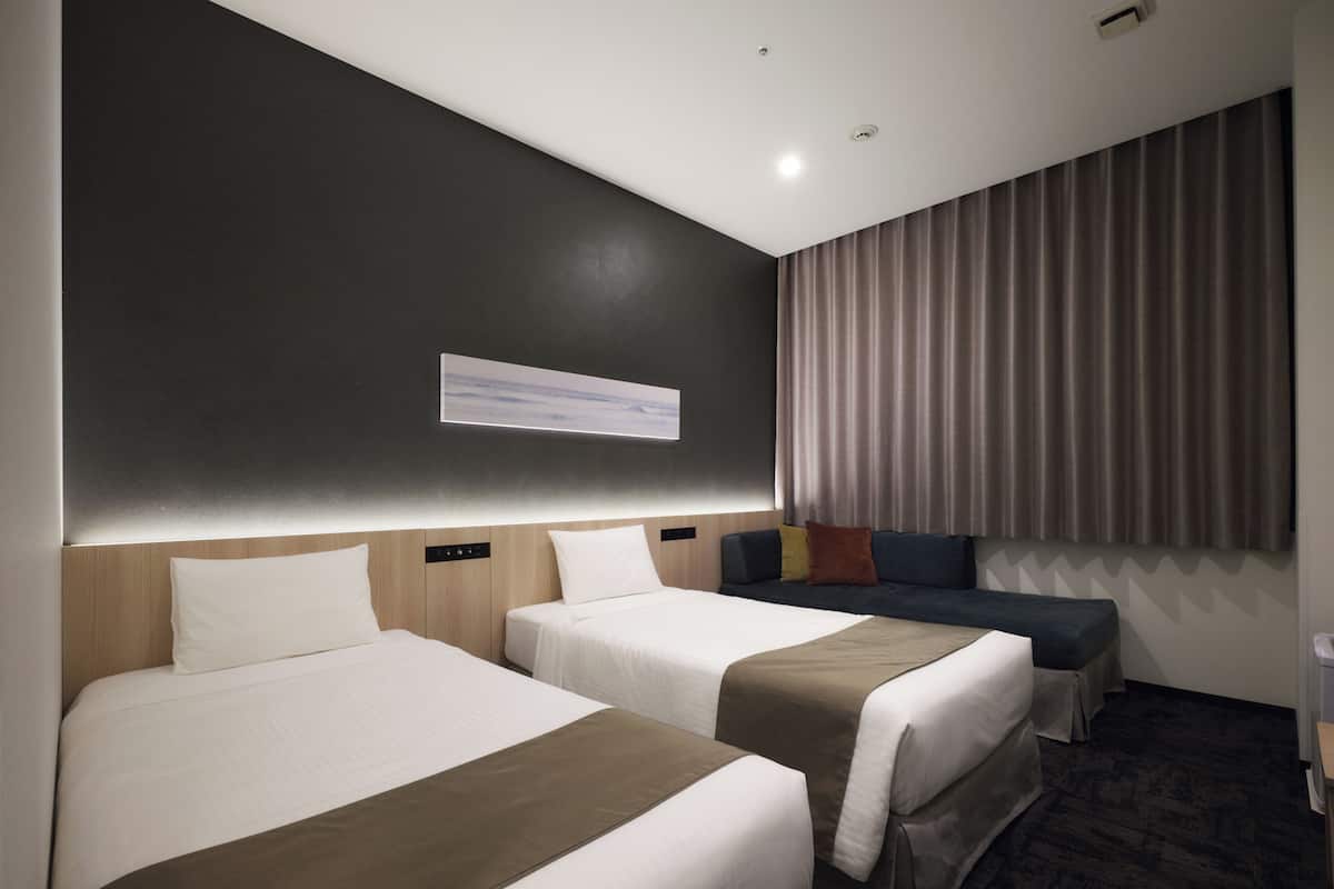 Tallelokero huoneessa, pimennysverhot, ilmainen Wi-Fi, vuodevaatteet