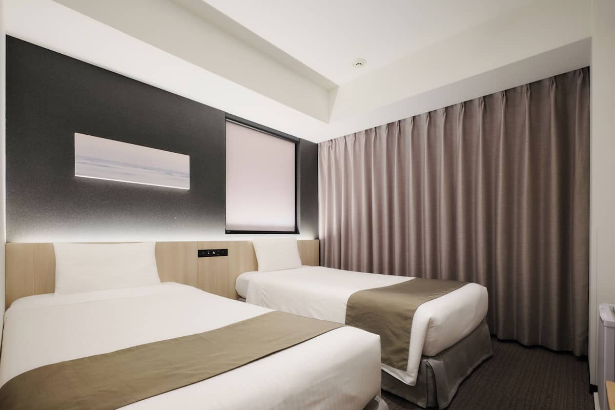 In-room safe, blackout curtains, free WiFi, bed sheets