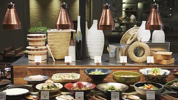 Daily buffet breakfast (JPY 2200 per person)