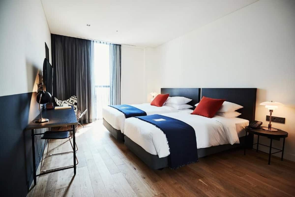 Tallelokero huoneessa, työpöytä, pimennysverhot, äänieristys