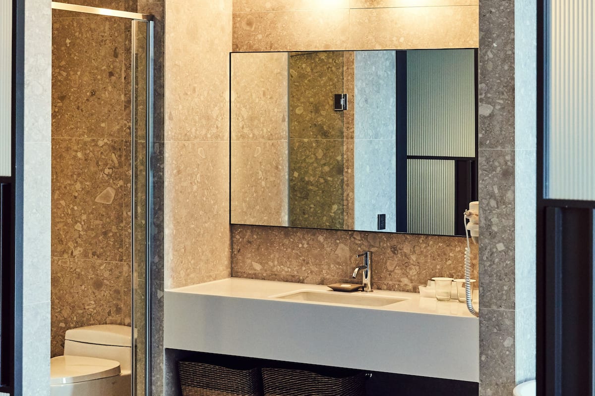 suite (free late check out until 1pm) | 1 bedroom, in-room safe, desk, blackout curtains