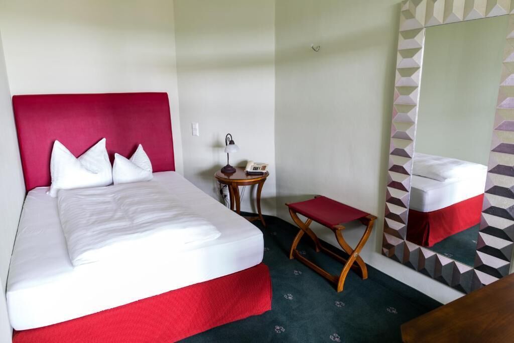 Skrivbord och sängkläder