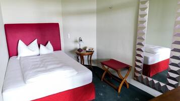 Skrivbord och sÀngklÀder