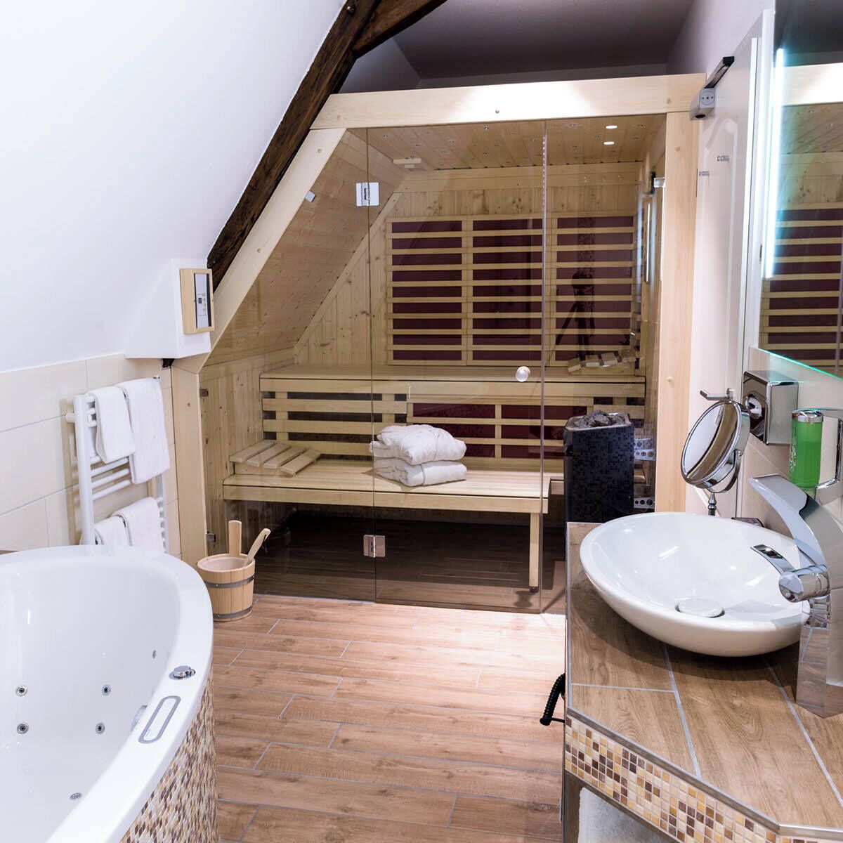 Exclusive Suite | Bathroom | Free toiletries, hair dryer, soap, shampoo