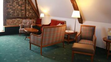 Executive-Doppelzimmer, 2 Einzelbetten, Nichtraucher | Wohnbereich | Flachbildfernseher