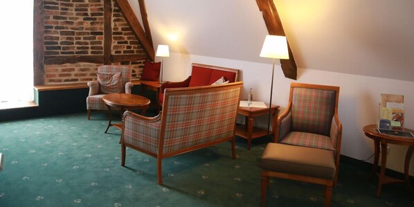 Executive Double Room, 2 Single Beds, Non Smoking | Living area