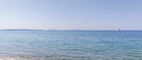 Una spiaggia nelle vicinanze, pesca