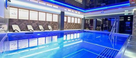 Indoor pool, sun loungers