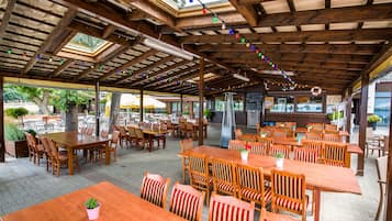 2 bares o lounges, bar en la playa