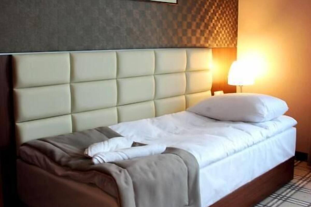 business single room | desk, iron/ironing board, free wifi, bed sheets