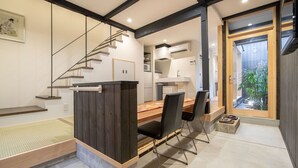 Een moderne keuken met een houten keukeneiland, inbouwapparatuur en een trap naar een ander niveau.