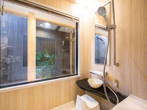 Rumah (Private Vacation Home) | 2 kamar tidur, didekorasi berbeda-beda, dan tirai kedap cahaya
