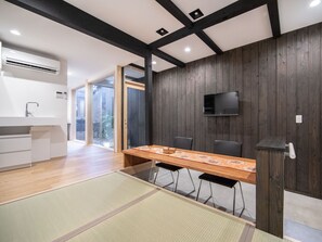 Ferienhaus (Private Vacation Home) | Essbereich im Zimmer