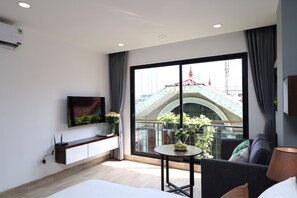 Estudio superior | Escritorio, cortinas opacas, wifi gratis y ropa de cama