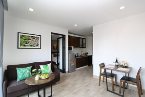 Apartamento, 1 habitación | Zona de estar | Televisión de pantalla plana de 43 pulgadas con canales por cable