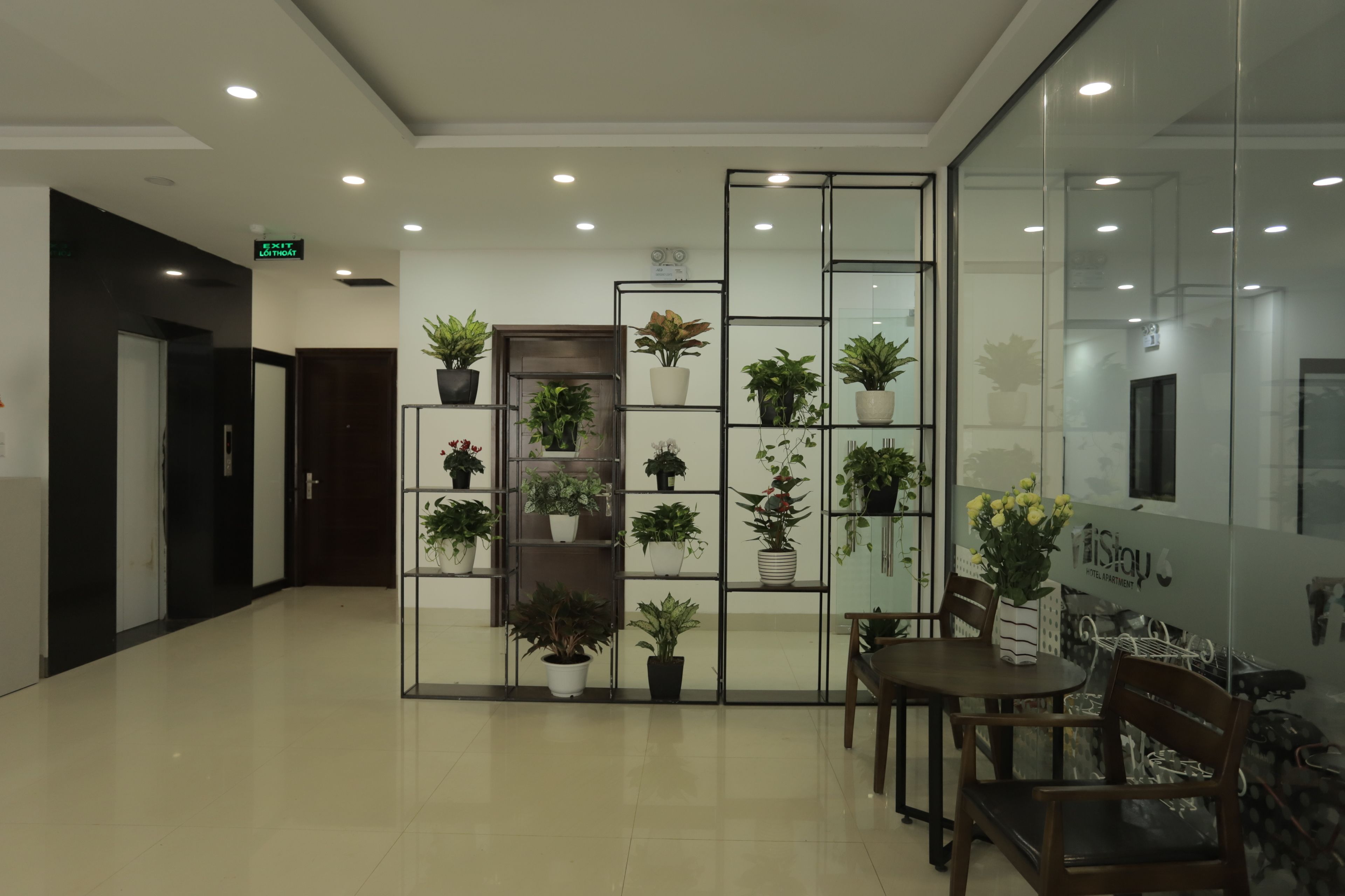 Lobby lounge