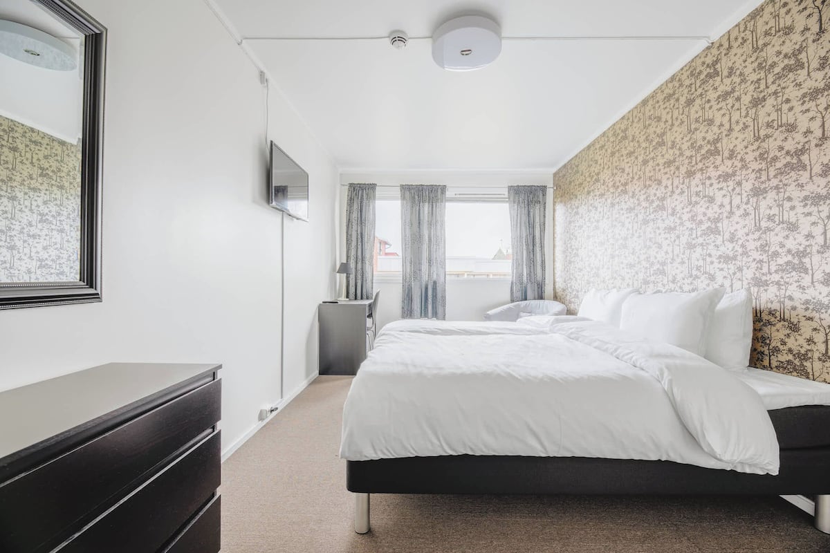 standard double room, 1 queen bed | bathroom | shower, towels