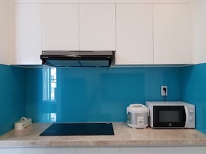 Appartement, 2 chambres | Cuisinette privée | Réfrigérateur, four à micro-ondes, surface de cuisson, cuiseur à riz